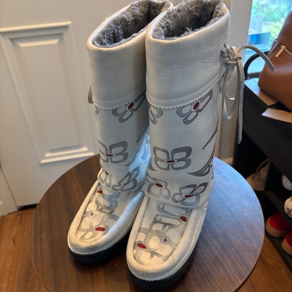 RARE Indigenous Aboriginal Artist Designed and Made Manitobah Mukluk Snow Boots - Picture 2 of 5